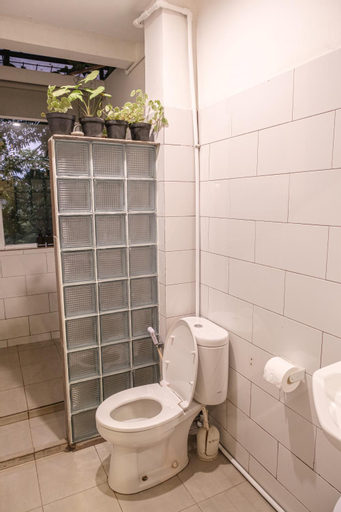 Bathroom 16