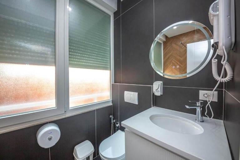 Bathroom 3, Downtown Boutique Studios, Tiranës