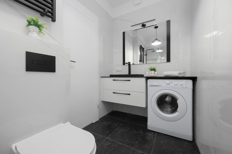 Bathroom 4, Elegant Apartment in Warsaw by Renters, Warsaw