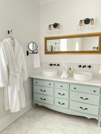 Bathroom 3, Auberge Glengarry Inn, Eleanor Suite, Stormont, Dundas and Glengarry