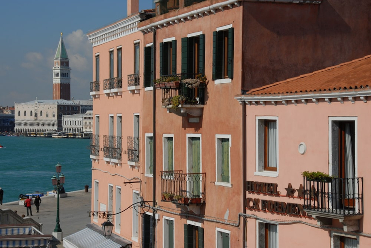 Exterior & Views