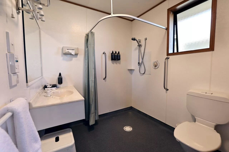 Bathroom 4, Baywatch Motor Lodge, Timaru