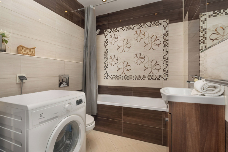 Bathroom, Wroclaw Apartment With Bathub by Renters, Środa Śląska