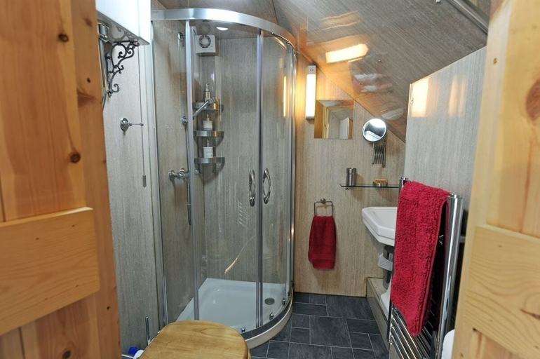 Bathroom 4, Tan y Garn - 2 Bedroom Cottage - Whitesands, Pembrokeshire