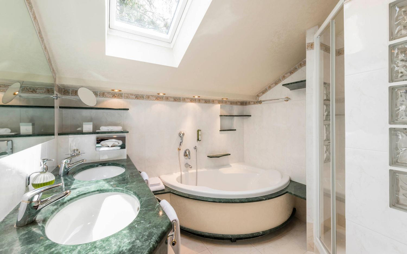 Bathroom 5, Romantik Hotel & Restaurant Stafler, Bolzano