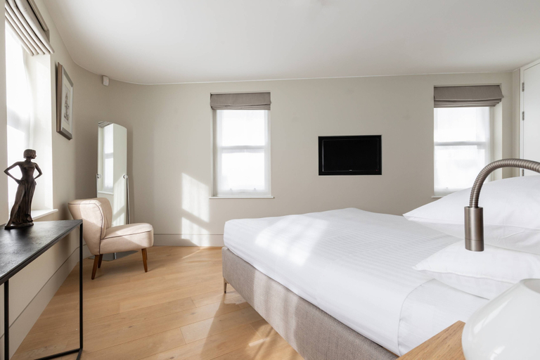 Bedroom 3, Hanway Street by Onefinestay, London