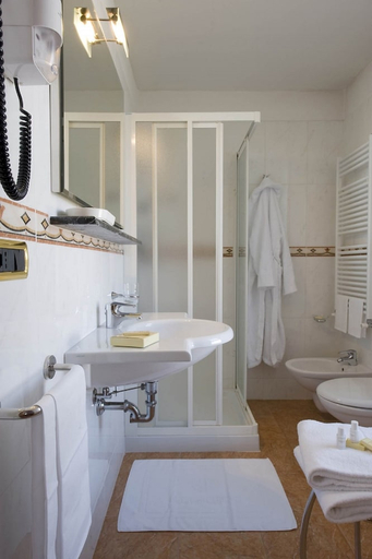 Bathroom 3, Hotel President Venezia, Venezia