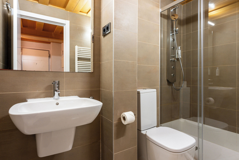 Bathroom 2, Smartr Madrid Las Ventas, Madrid