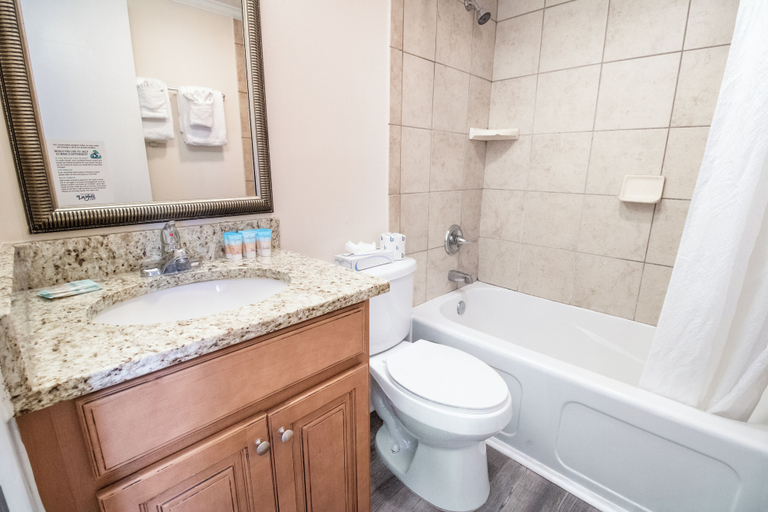 Bathroom 4, The Oceanfront Litchfield Inn, Georgetown