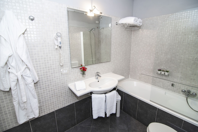 Bathroom 3, Hotel La Colonna, Siena