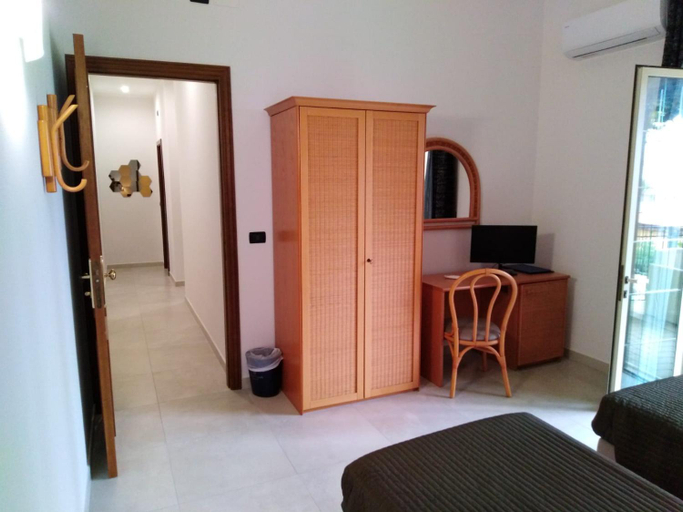 Bedroom 3, Corallo, Messina