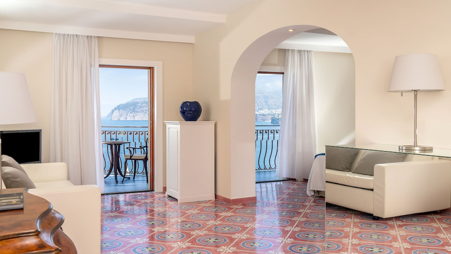 Others 3, Hotel Belair, Napoli