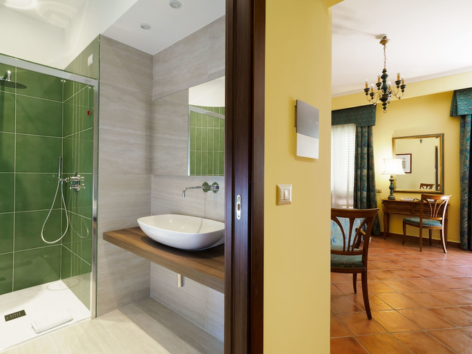 Bathroom 4, Hotel Sirius, Messina