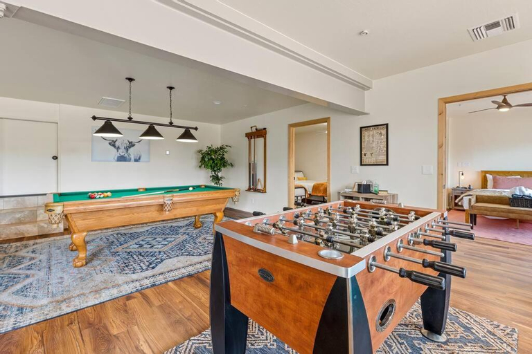 Close to Fresh Creek! Sleeps 12 ~ Amazing Views w/Serene Open Space ~ Hot Tub + Game Room ~ Trails o, Yavapai