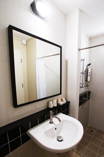 Bathroom 4, Baan Sukhita, Laem Sing