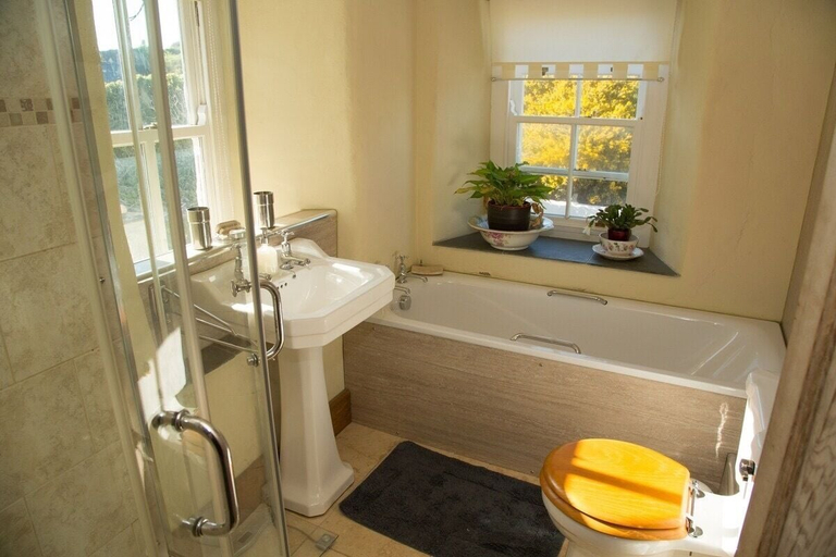 Bathroom 4, Upper Porthmawr - 5 Bedroom Cottage - Whitesands, Pembrokeshire
