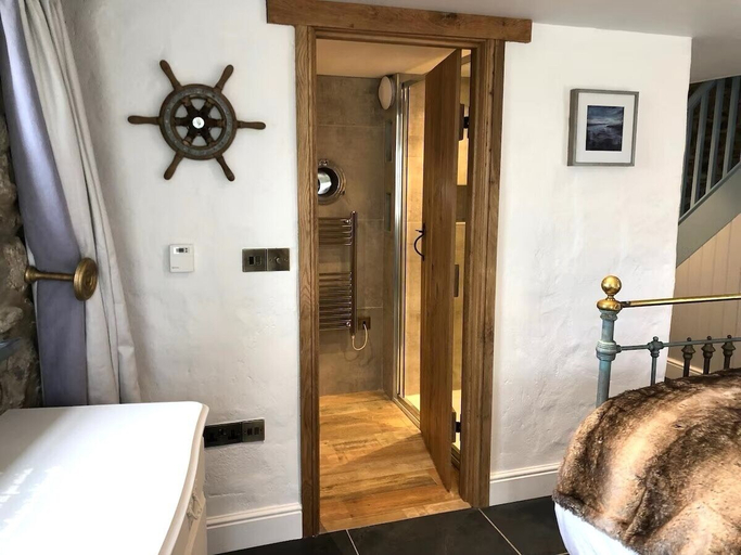 Bathroom 4, Swn y Môr - 1 Bedroom Cottage - Whitesands, Pembrokeshire