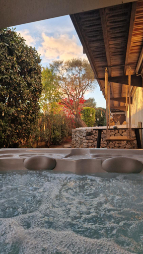 Sport & Beauty 2, Chambre d'hote Cigale jacuzzi et jardin prive, Bouches-du-Rhône