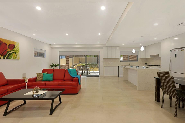 Public Area, Greenacre Villa 41 - Sydney Modern 5 Bdrm house, Fairfield - East