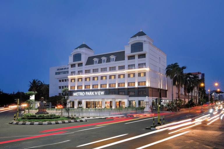 Exterior & Views 12