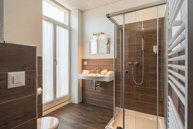 Bathroom 4, Carlton-Europe Vintage Adults Hotel, Interlaken