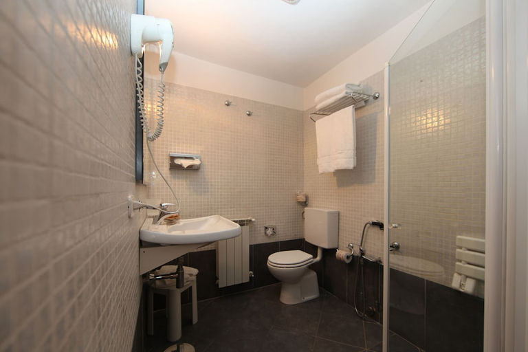 Bathroom 3, Hotel La Colonna, Siena