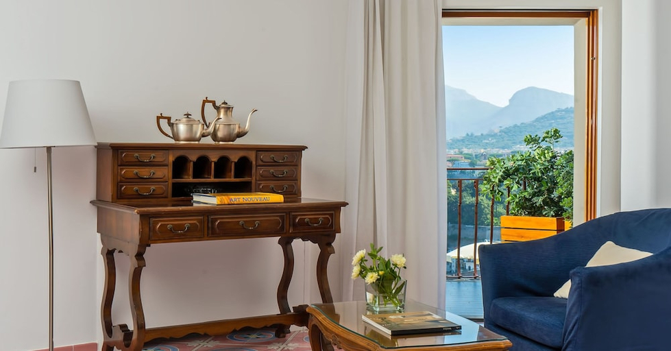 Others 5, Hotel Belair, Napoli