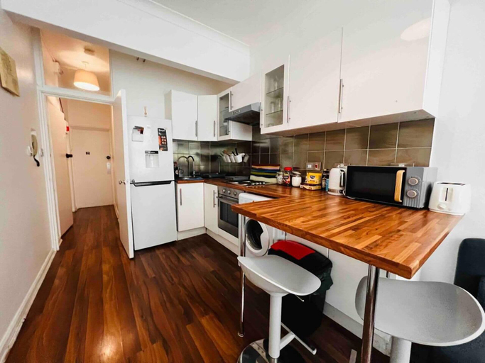 Private kitchen 3, Apartment Sleeps 7 With Wifi, London