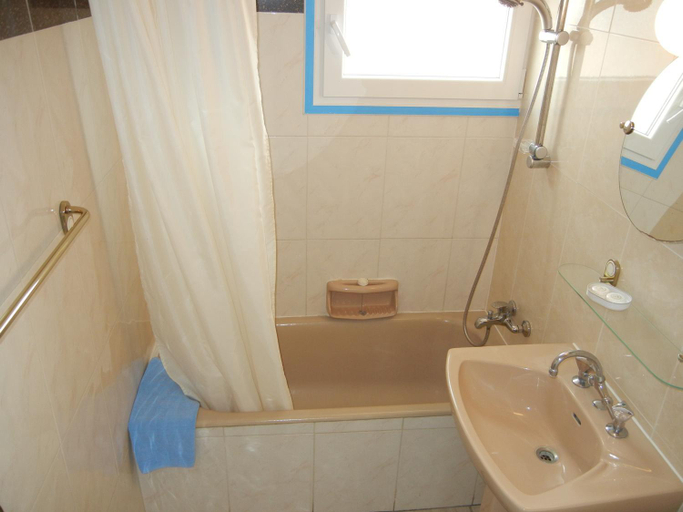 Bathroom 4, Tsialis Hotel Apartments, Larnaca