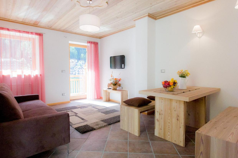 Shared lounge/TV area 2, Villa Edelweiss, Belluno