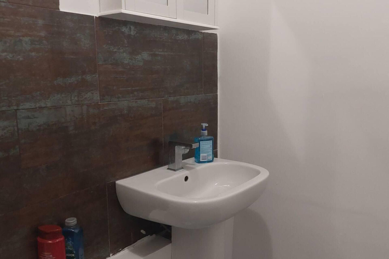 Bathroom 4, Apartment Sleeps 7 With Wifi, London
