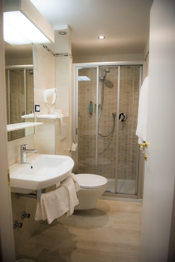 Bathroom 3, Everest Hotel, Trento
