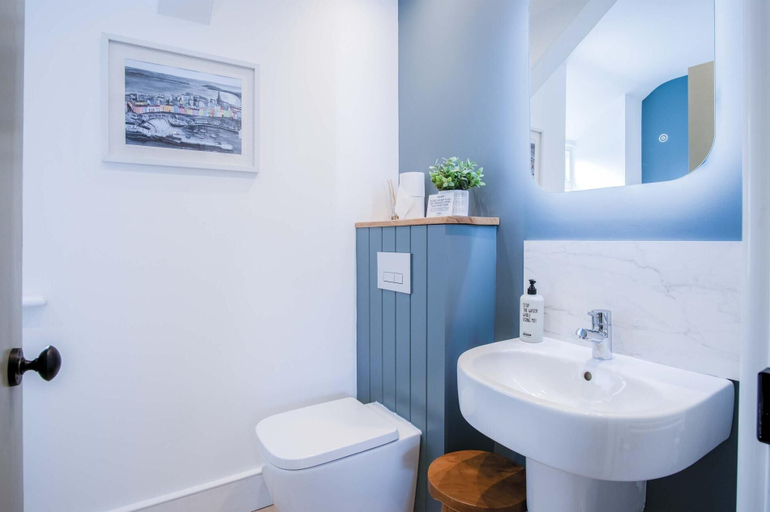 Bathroom 3, The Granary - 3 Bed Barn Conversion - Llawhaden, Pembrokeshire