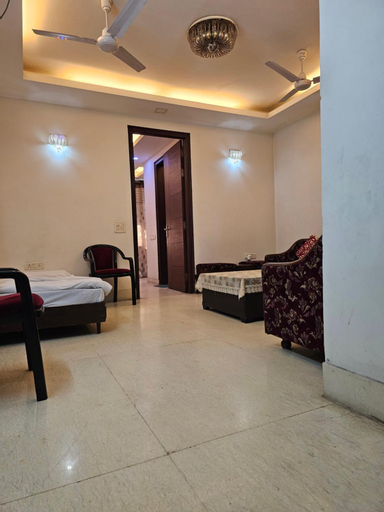 Spacious 2bhk apartment!, West