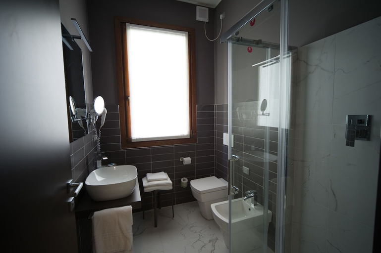 Bathroom 3, Aaron Hotel, Venezia