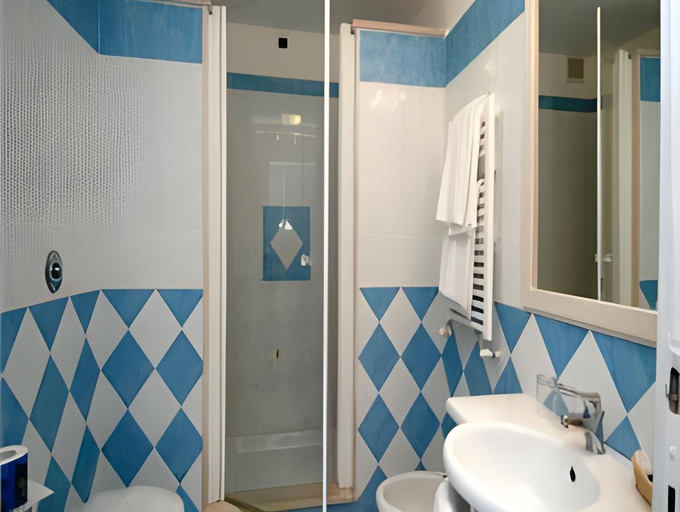 Bathroom 5, Grand Hotel Excelsior, Salerno