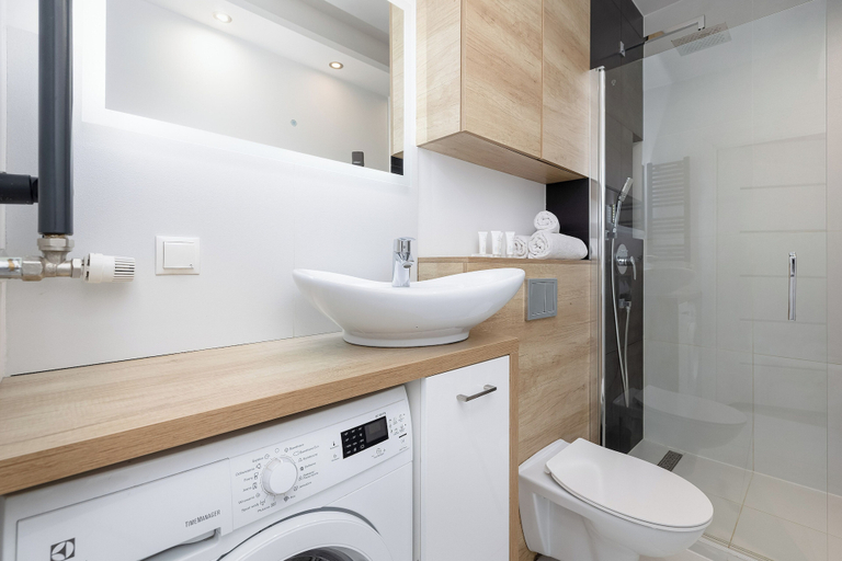 Bathroom 4, Black & White Szczecin by Renters, Szczecin