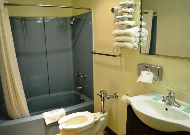 Bathroom 5, Economy Inn Bluefield, Mercer