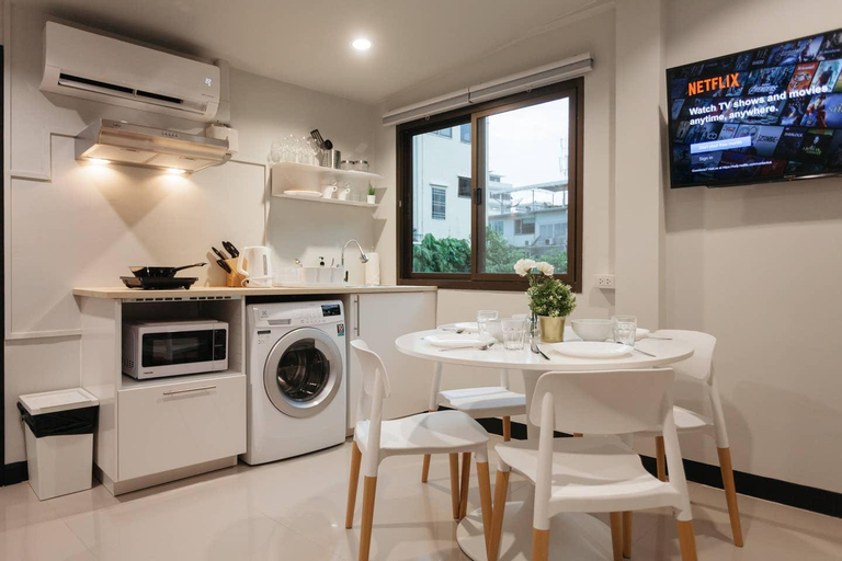 S3 Silom central, large room, full kitchen, WIFI,, Bang Rak