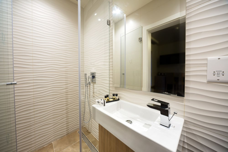 Bathroom 5, Ddream Hotel, St Julian's