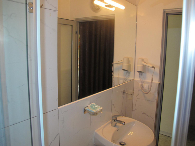 Bathroom 3, Hotel Nika, Vlorës