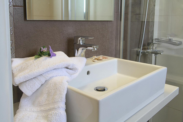 Bathroom 4, Skinari Apartments, North Aegean