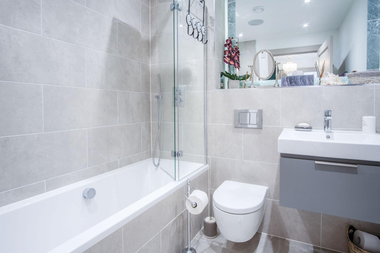 Bathroom 3, Waters Edge - 2 Bedroom Apartment - Tenby, Pembrokeshire