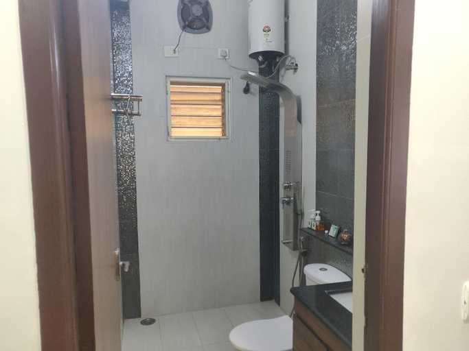 Bathroom 2, Mama Rose Homestay in Madipakkam, Chennai