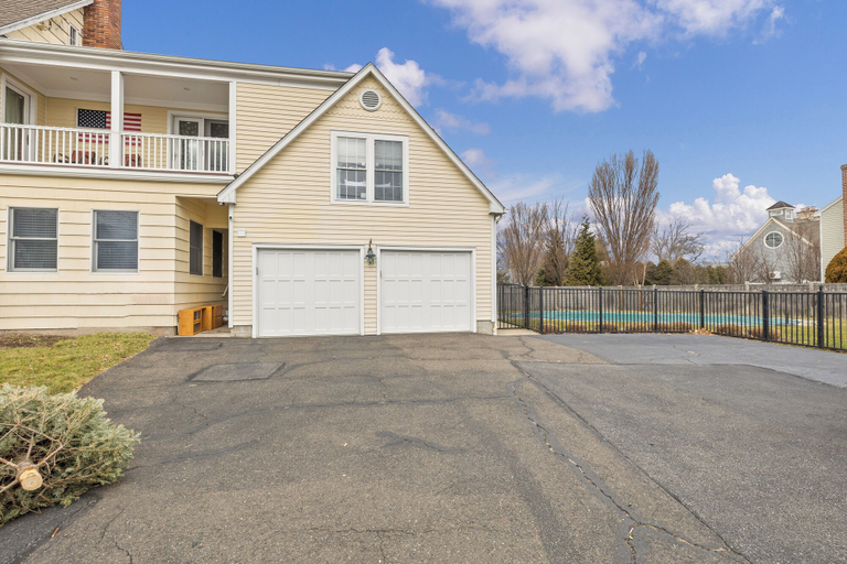 Exterior & Views 1, 479 South Benson, Fairfield
