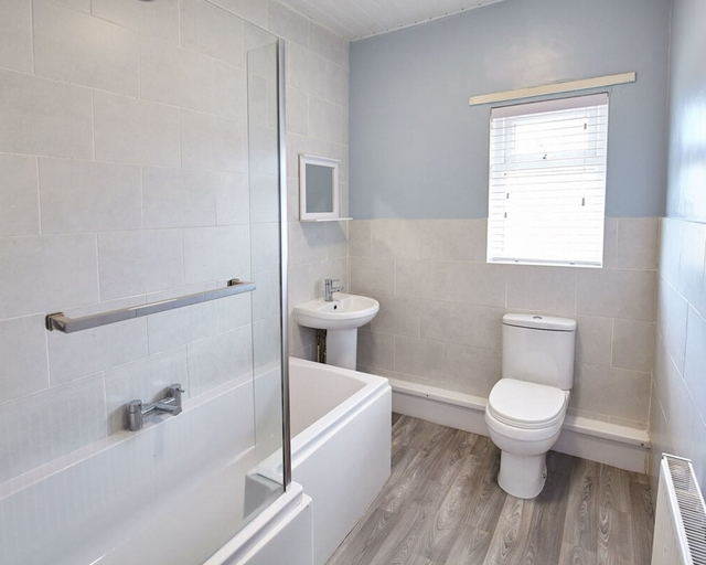 Bathroom, Host Stay Cobblestones, Redcar and Cleveland