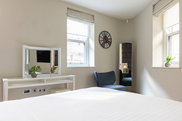 Bedroom 5, Hanway Street by Onefinestay, London