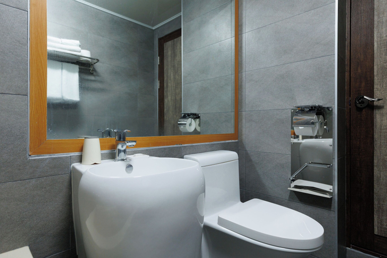 Bathroom 3, Sea Cliff Hotel Jeju, Jeju