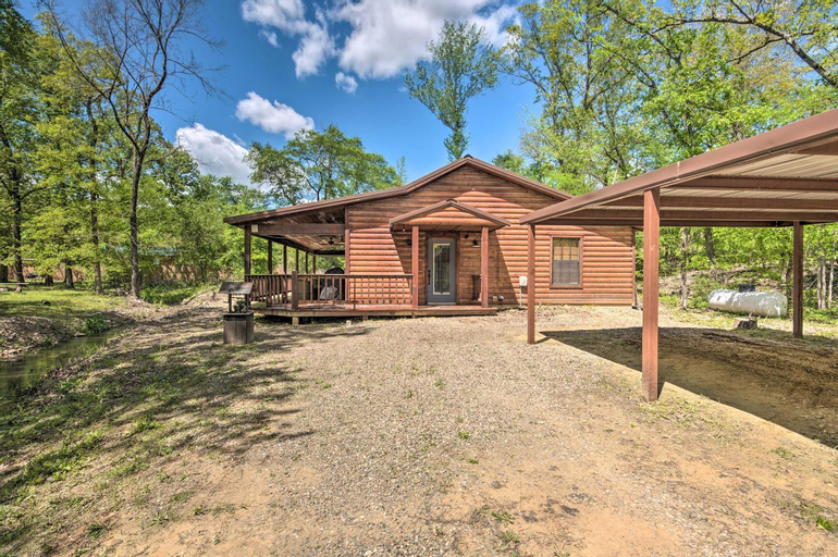 Cabin with Hot Tub - Near Broken Bow Lake and Hiking!, McCurtain