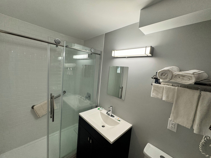 Bathroom 3, Alpha Inn, Algoma